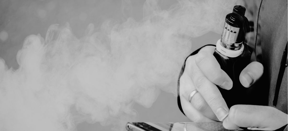 Mano de una mujer sujetando un vapeador